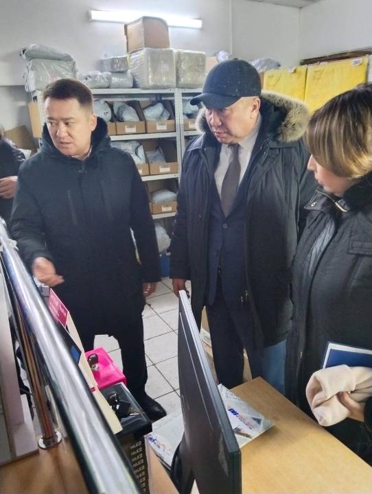 Аким Семея ознакомился с состоянием отделения «Казпочты» в поселке Восточный