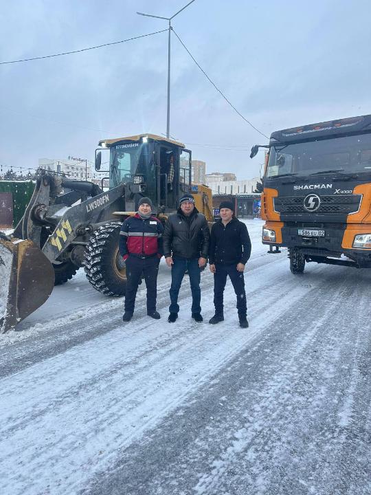 В Семее продолжаются работы по уборке снега