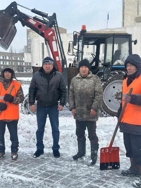 В Семее продолжаются работы по уборке снега