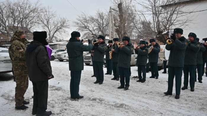 В Семее военнослужащие поздравили ветерана войны с днем рождения
