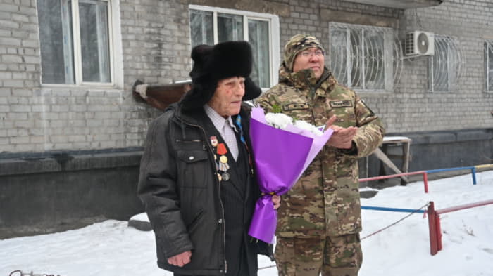 В Семее военнослужащие поздравили ветерана войны с днем рождения