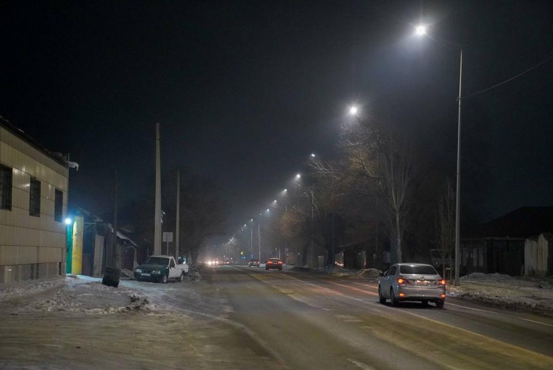 В городе Семей восстанавливают уличное освещение