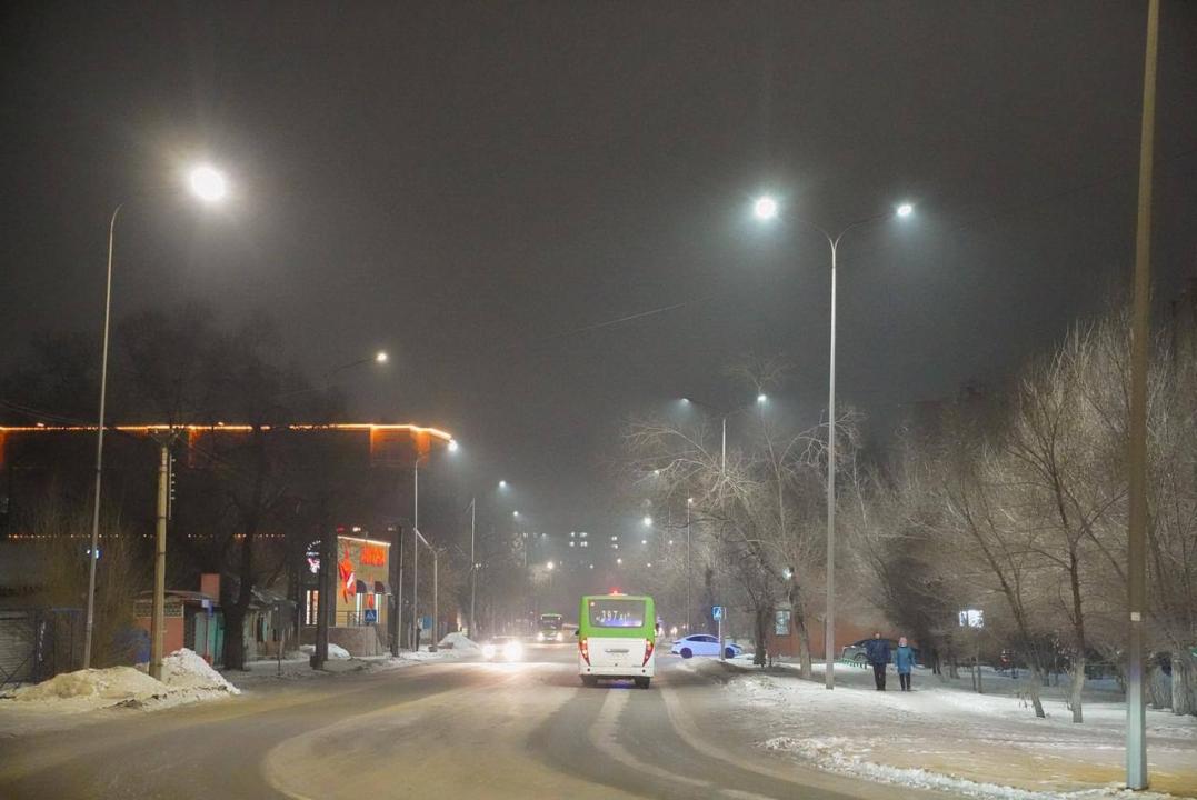В городе Семей восстанавливают уличное освещение