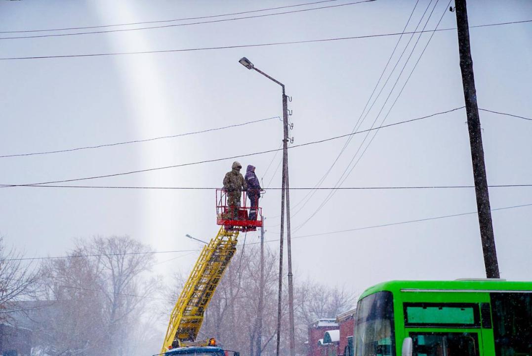 В городе Семей восстанавливают уличное освещение