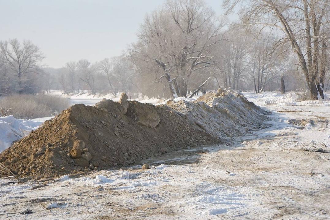 Рабочая группа в Семее проверила ход строительства дамб