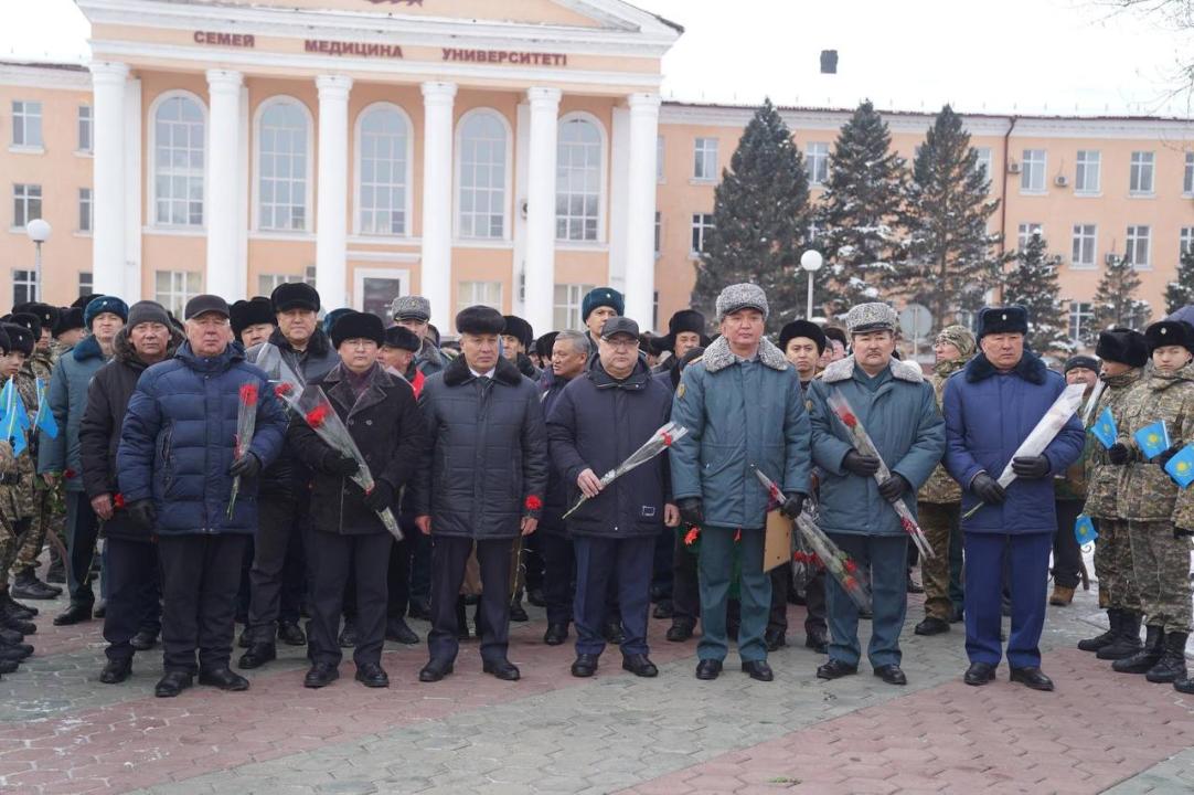 В Сеее прошла церемония возложения цветов к памятнику воинам-афганцам