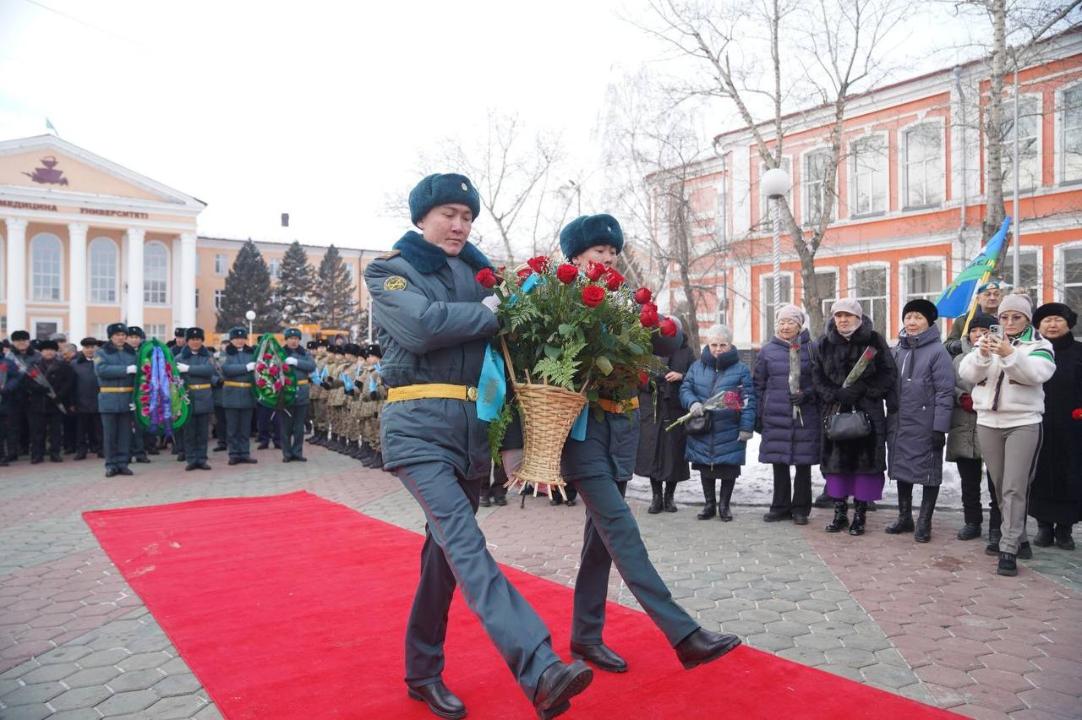 В Сеее прошла церемония возложения цветов к памятнику воинам-афганцам