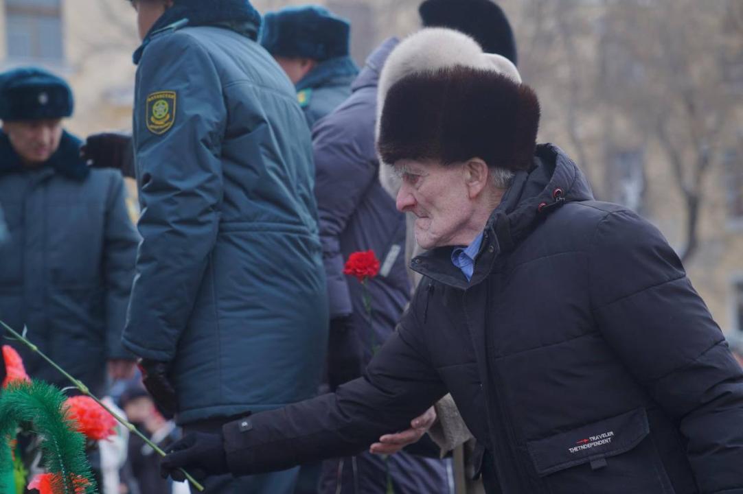 В Сеее прошла церемония возложения цветов к памятнику воинам-афганцам