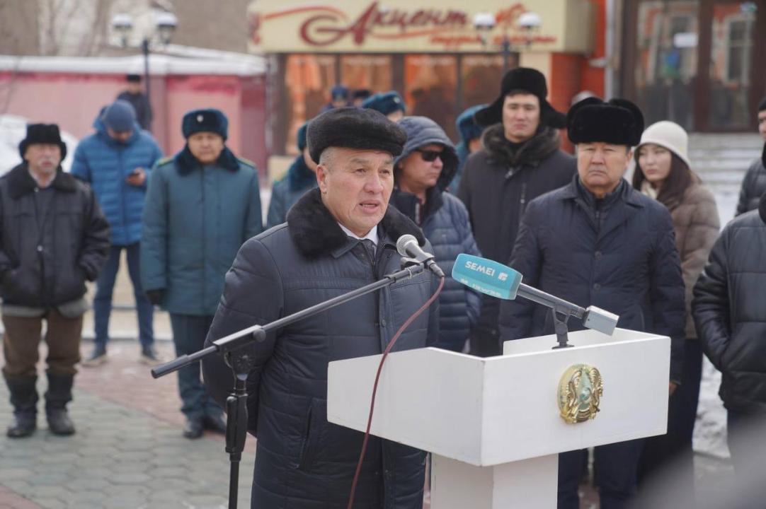 В Сеее прошла церемония возложения цветов к памятнику воинам-афганцам