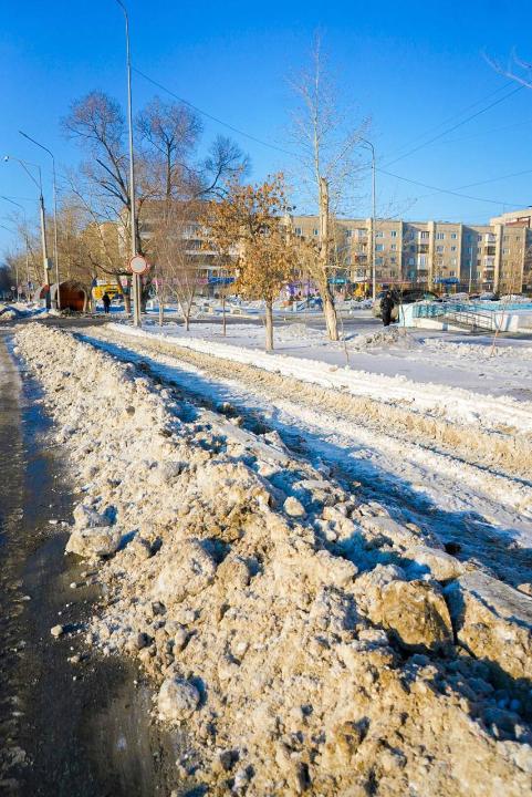 Работы по очистке снега в Семее ведутся круглосуточно