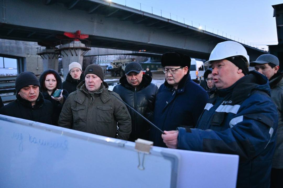 Аким области проверил ход строительства моста в Семее