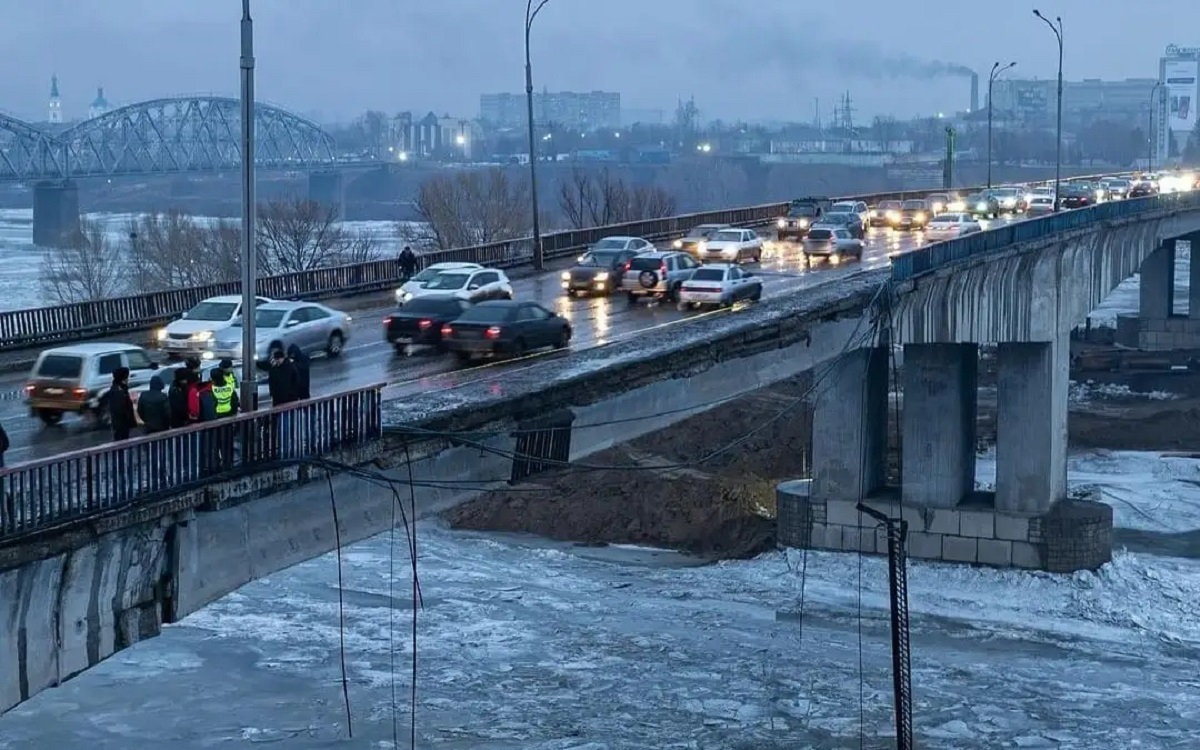В Семее ограничили движение по старому мосту: в полиции назвали его аварийным