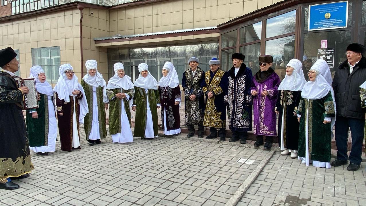 В Семее состоялся флешмоб национальной одежды «Этно-fashion»