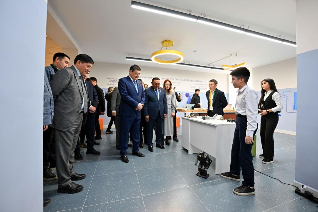 В микрорайоне Карагайлы открылась новая школа на 1200 мест
