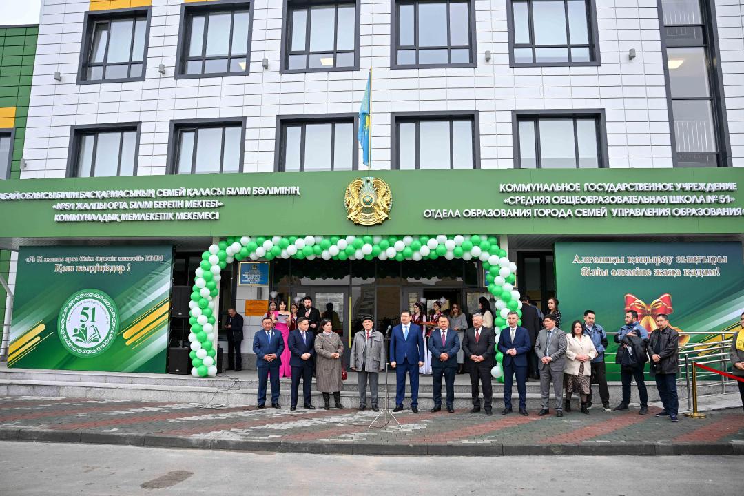 В микрорайоне Карагайлы открылась новая школа на 1200 мест