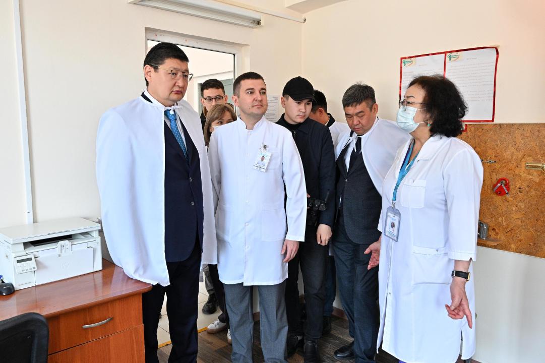 Аким области ознакомился с актуальными проблемами больниц в Семее