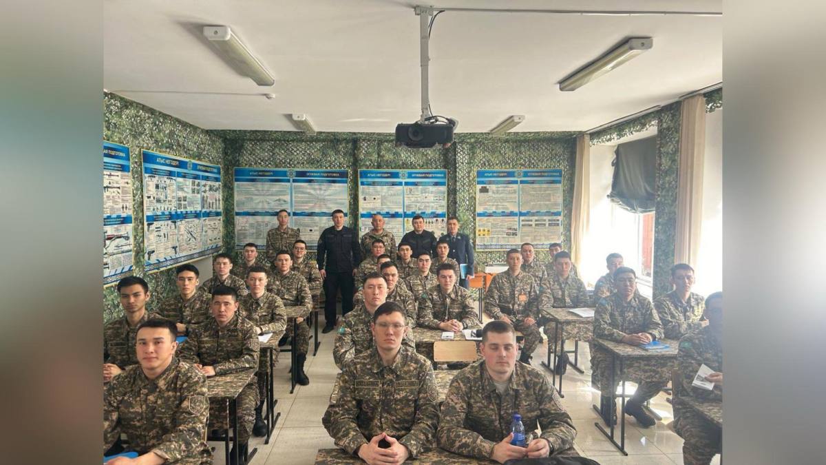 Полицейские провели встречу с курсантами военно-технической школы в Семее