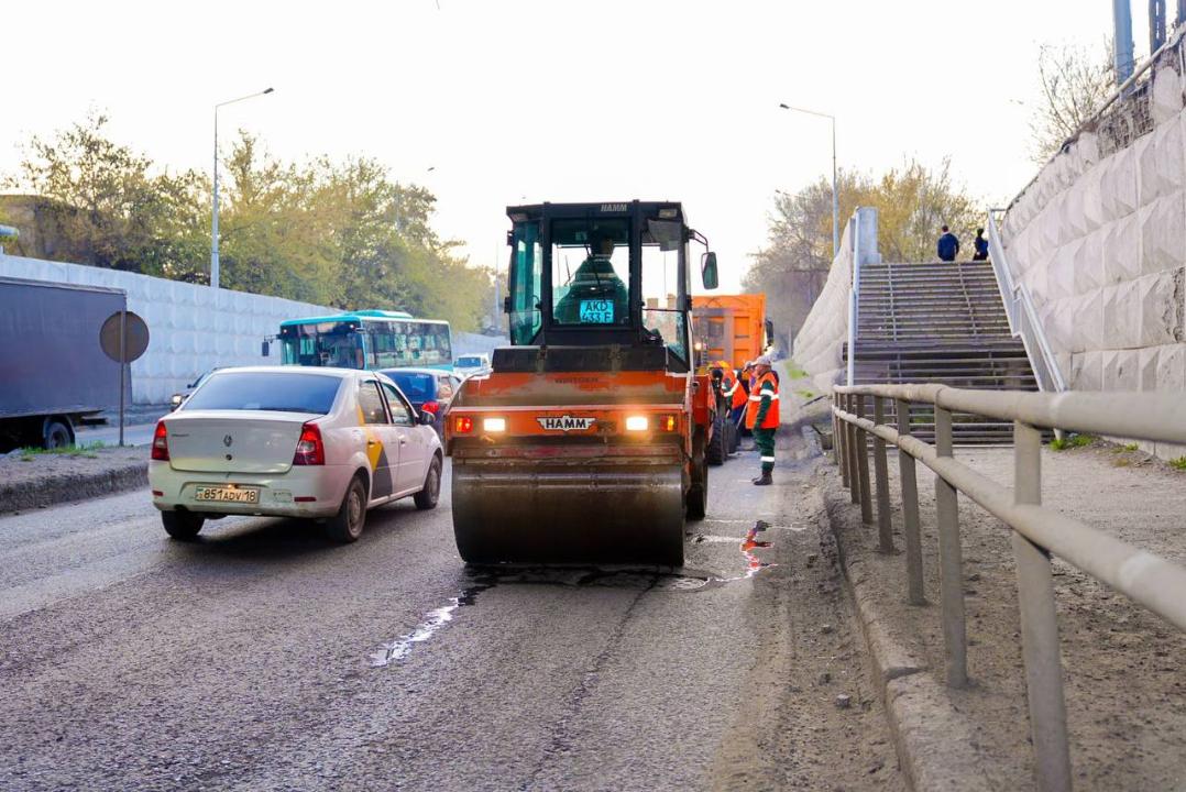 В Семее начался ямочный ремонт дорожного покрытия