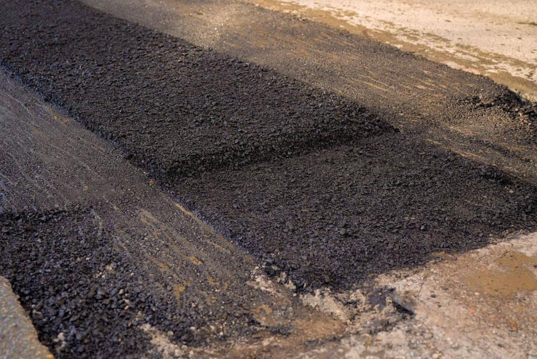 В Семее начался ямочный ремонт дорожного покрытия
