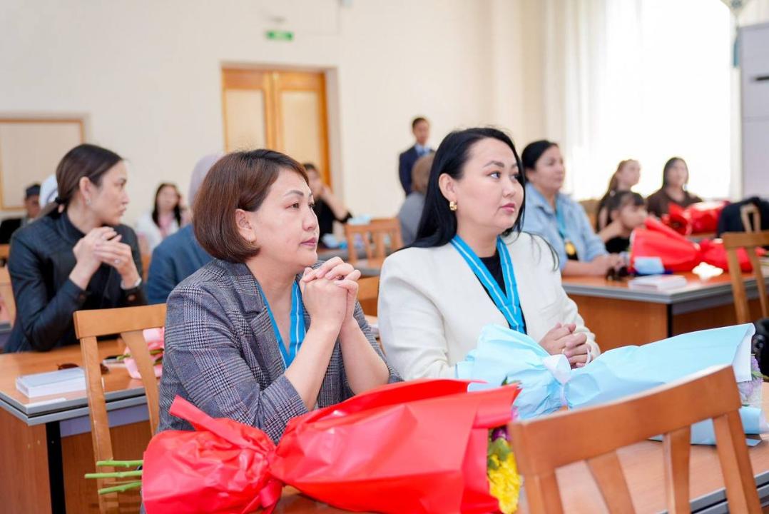 В Семее многодетным матерям вручены подвески «Алтын алқа» и «Күміс алқа»
