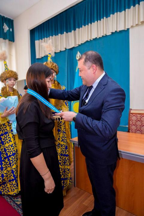 В Семее многодетным матерям вручены подвески «Алтын алқа» и «Күміс алқа»