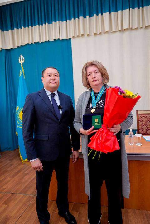 В Семее многодетным матерям вручены подвески «Алтын алқа» и «Күміс алқа»