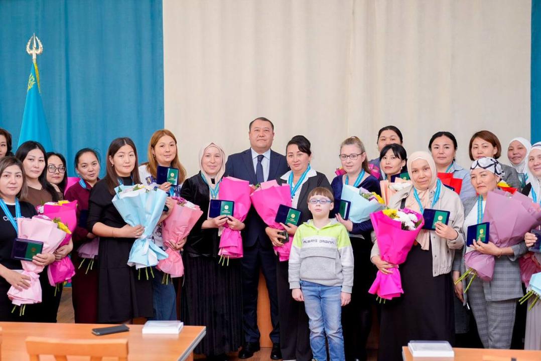 В Семее многодетным матерям вручены подвески «Алтын алқа» и «Күміс алқа»