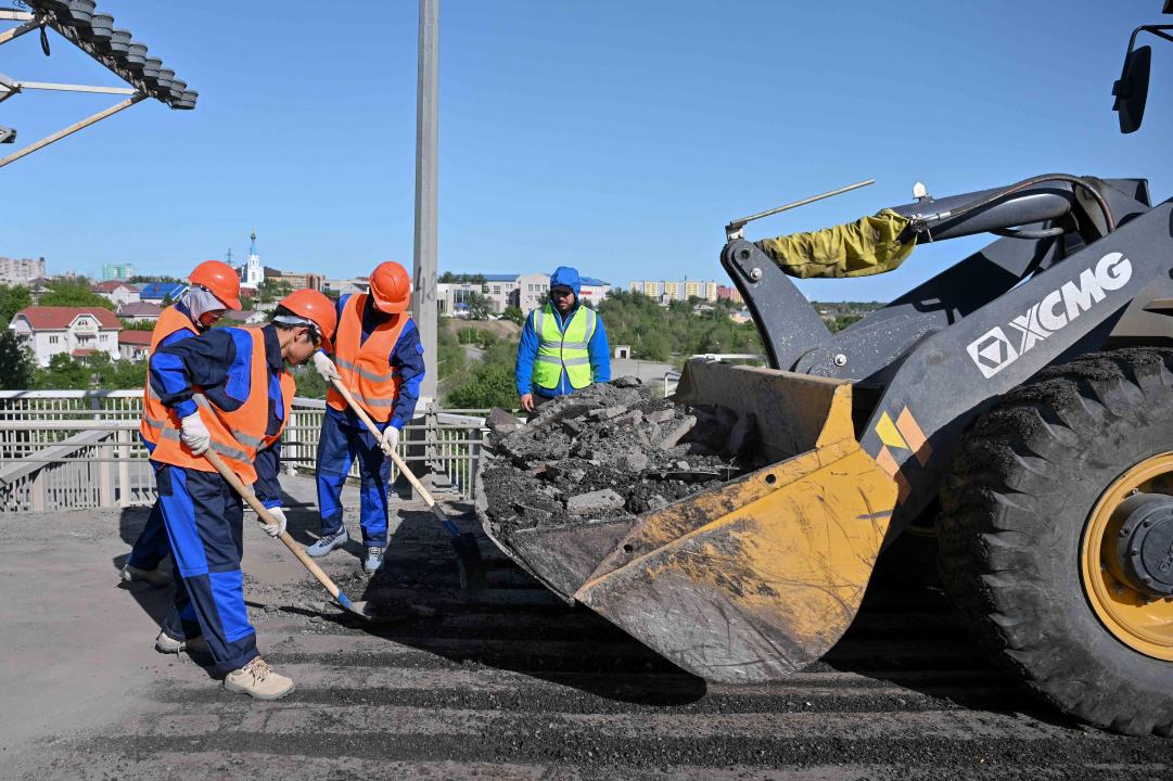 В Семее полностью заменят асфальтовое покрытие подвесного моста