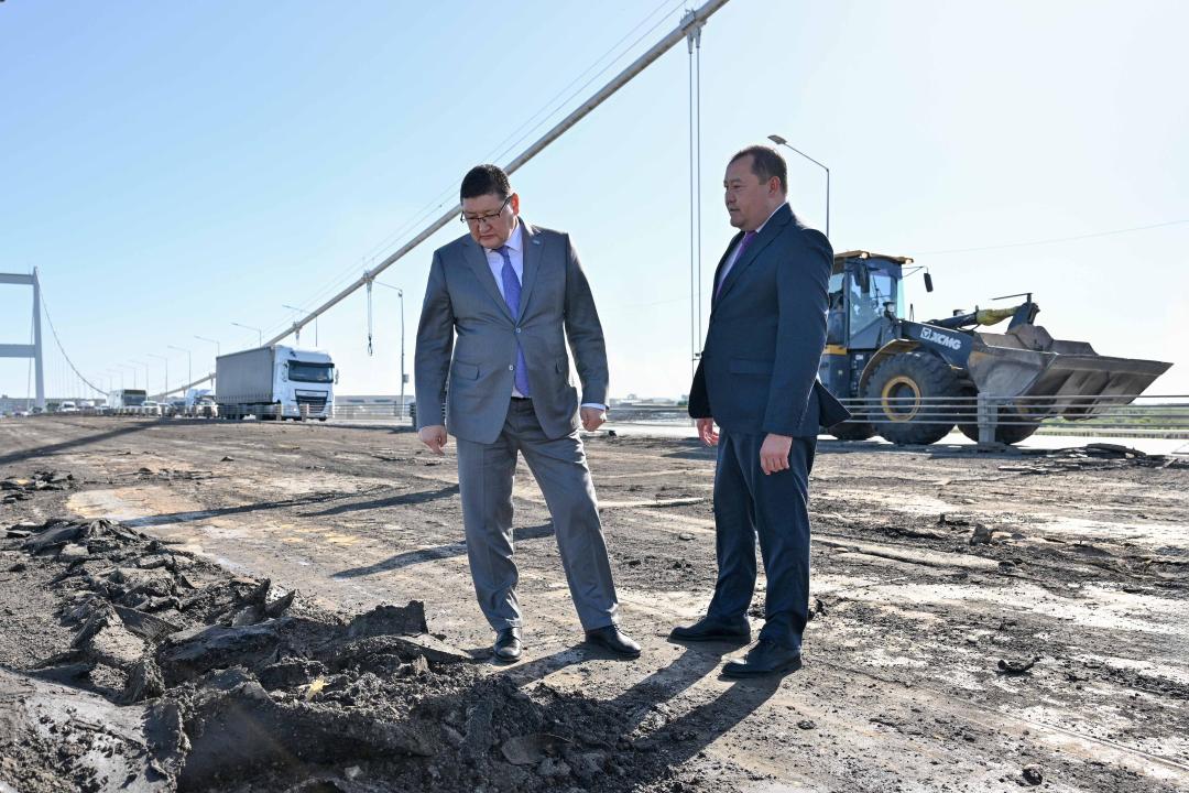 В Семее полностью заменят асфальтовое покрытие подвесного моста