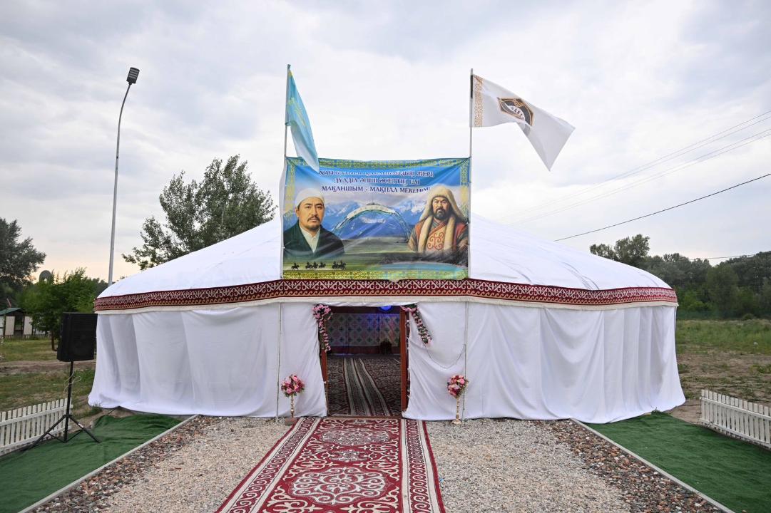 Район Мақаншы подарил Семею 16-крылую юрту