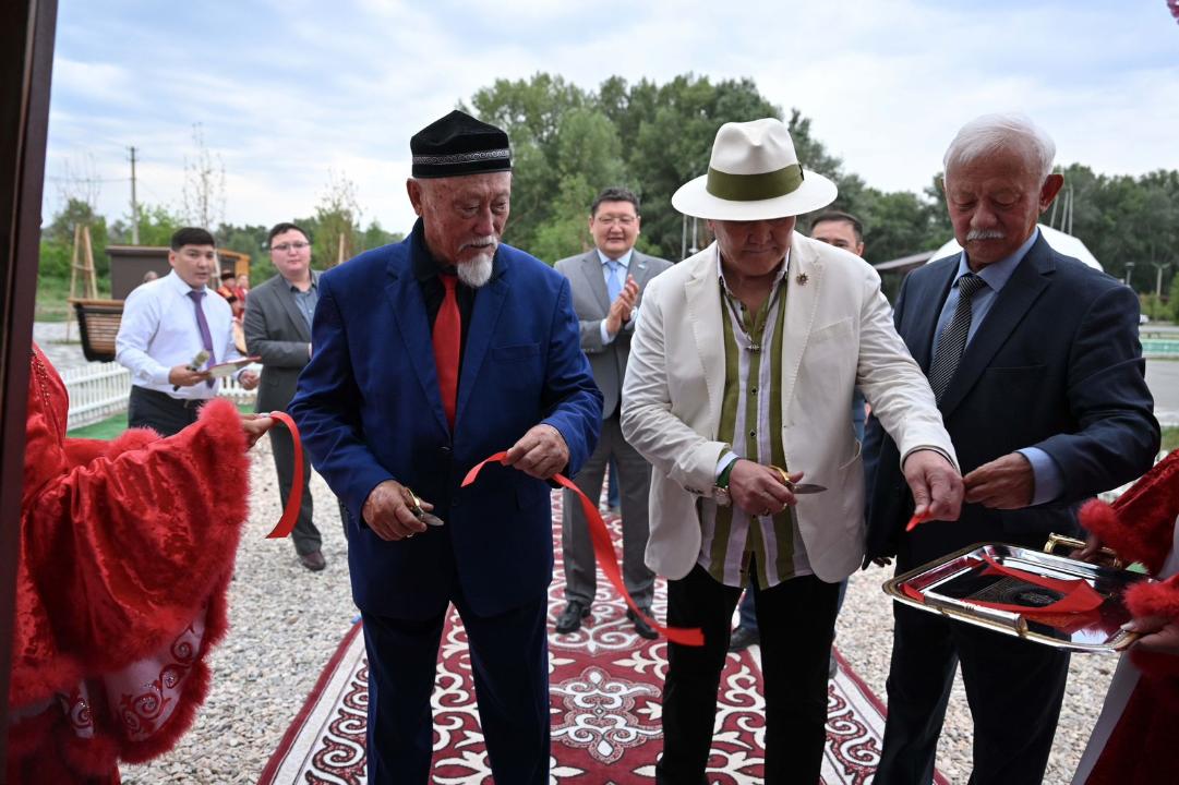 Район Мақаншы подарил Семею 16-крылую юрту