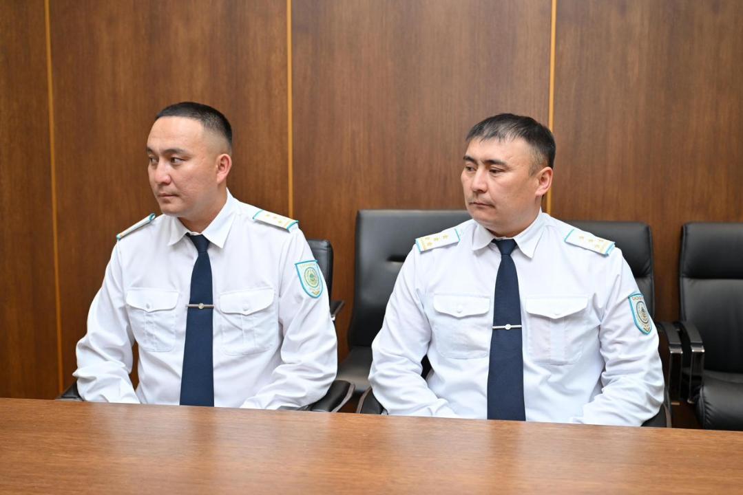Аким области наградил полицейских, нашедших пропавшего ребёнка
