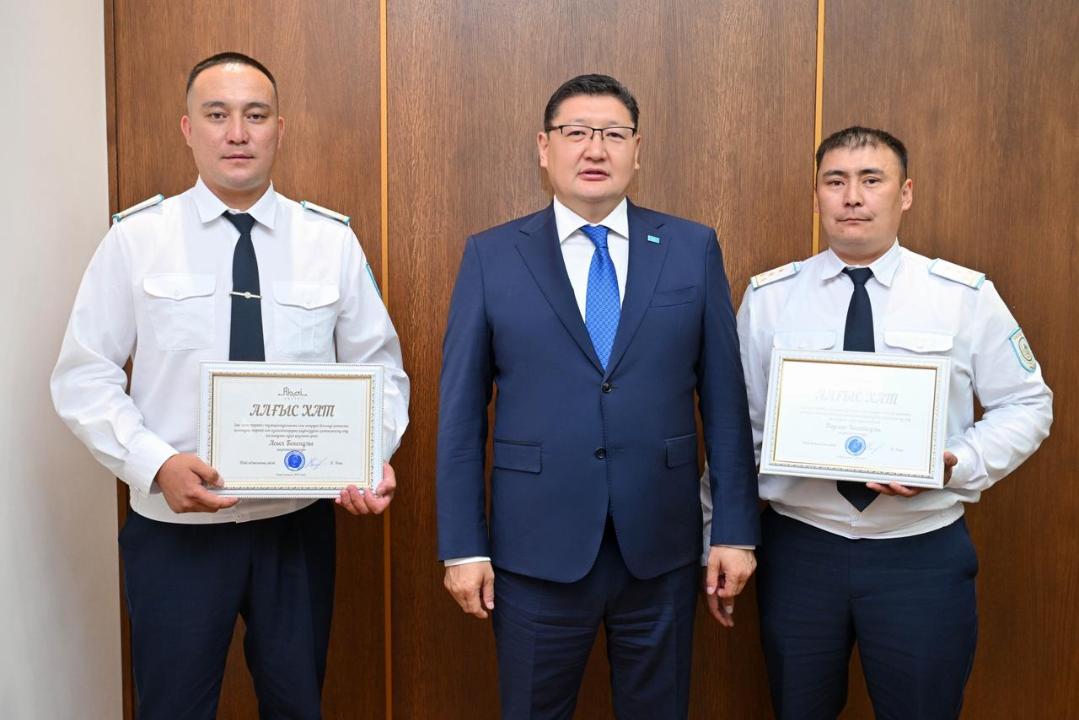 Аким области наградил полицейских, нашедших пропавшего ребёнка
