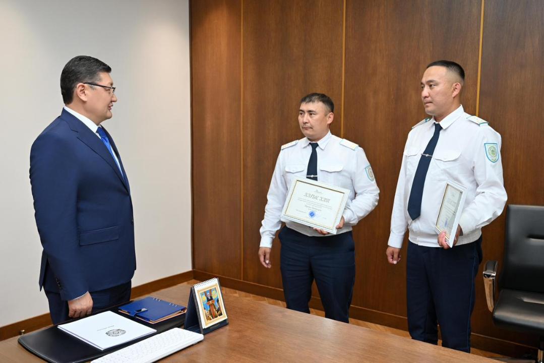 Аким области наградил полицейских, нашедших пропавшего ребёнка