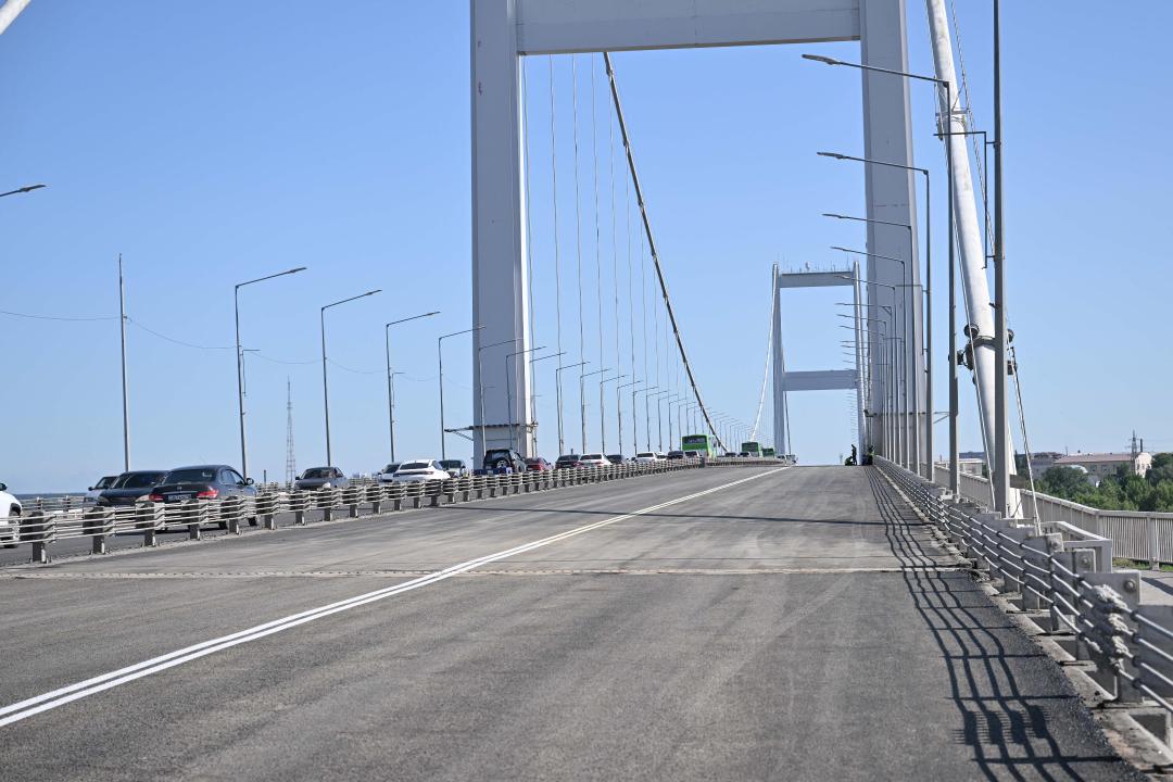 В Семее завершены работы по укладке асфальта на одной из сторон подвесного моста