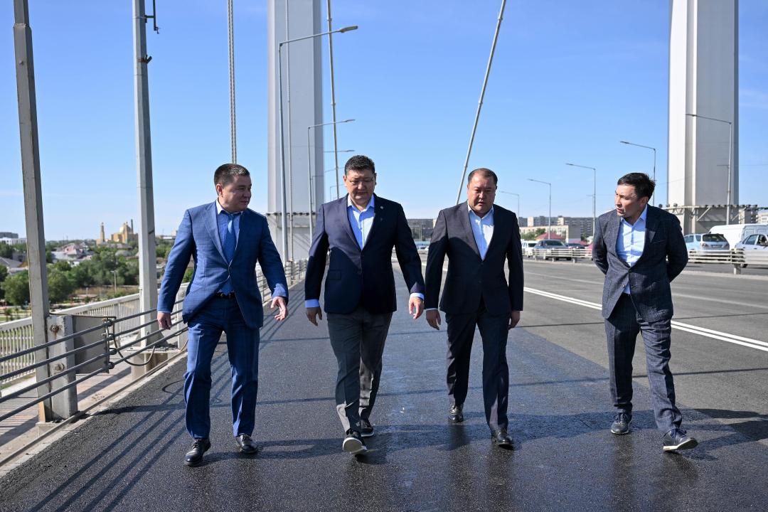 В Семее завершены работы по укладке асфальта на одной из сторон подвесного моста