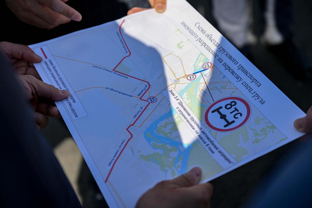 В Семее завершены работы по укладке асфальта на одной из сторон подвесного моста
