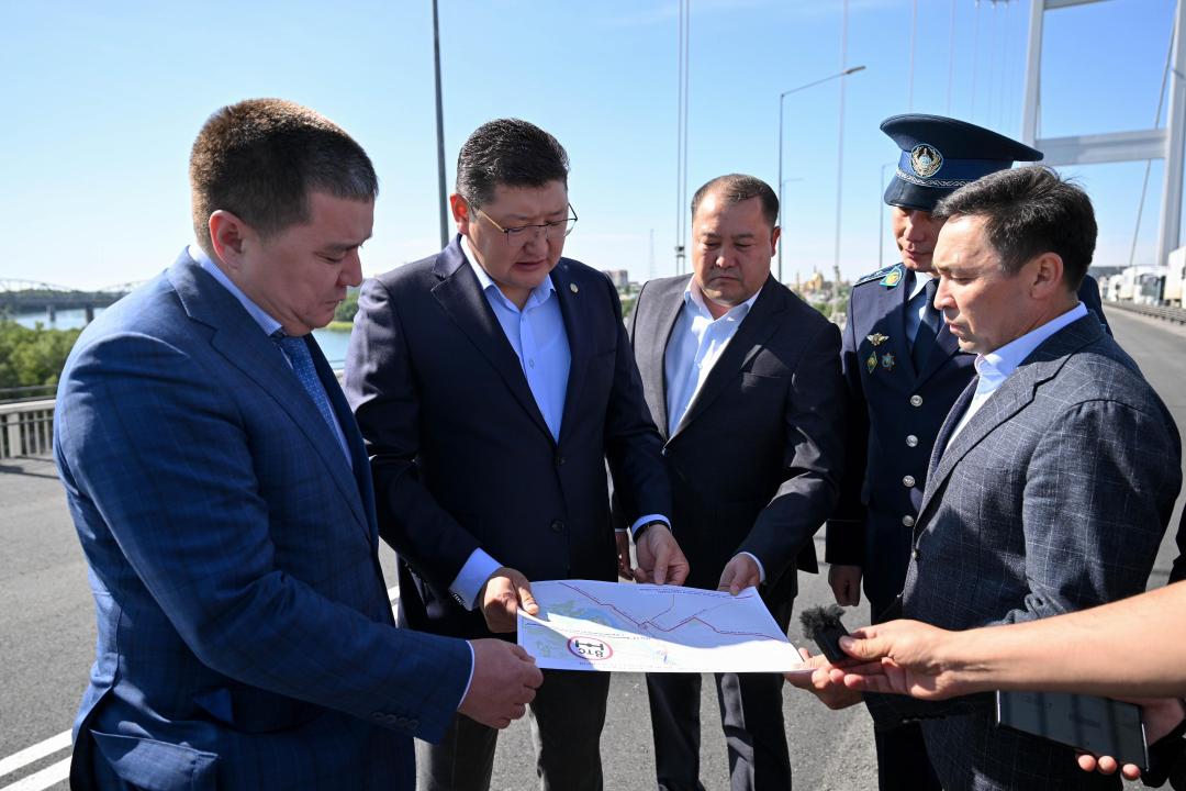 В Семее завершены работы по укладке асфальта на одной из сторон подвесного моста