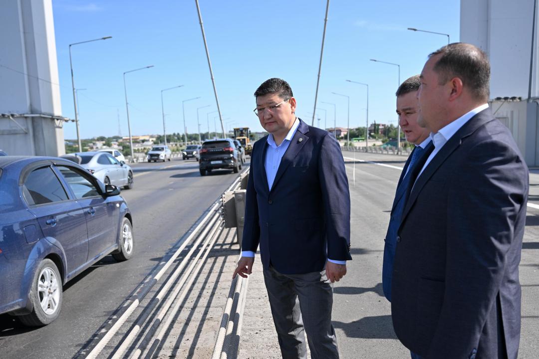 В Семее завершены работы по укладке асфальта на одной из сторон подвесного моста