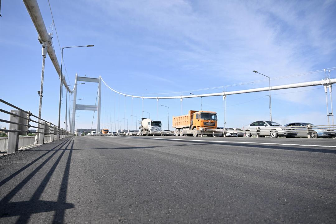 В Семее завершены работы по укладке асфальта на одной из сторон подвесного моста