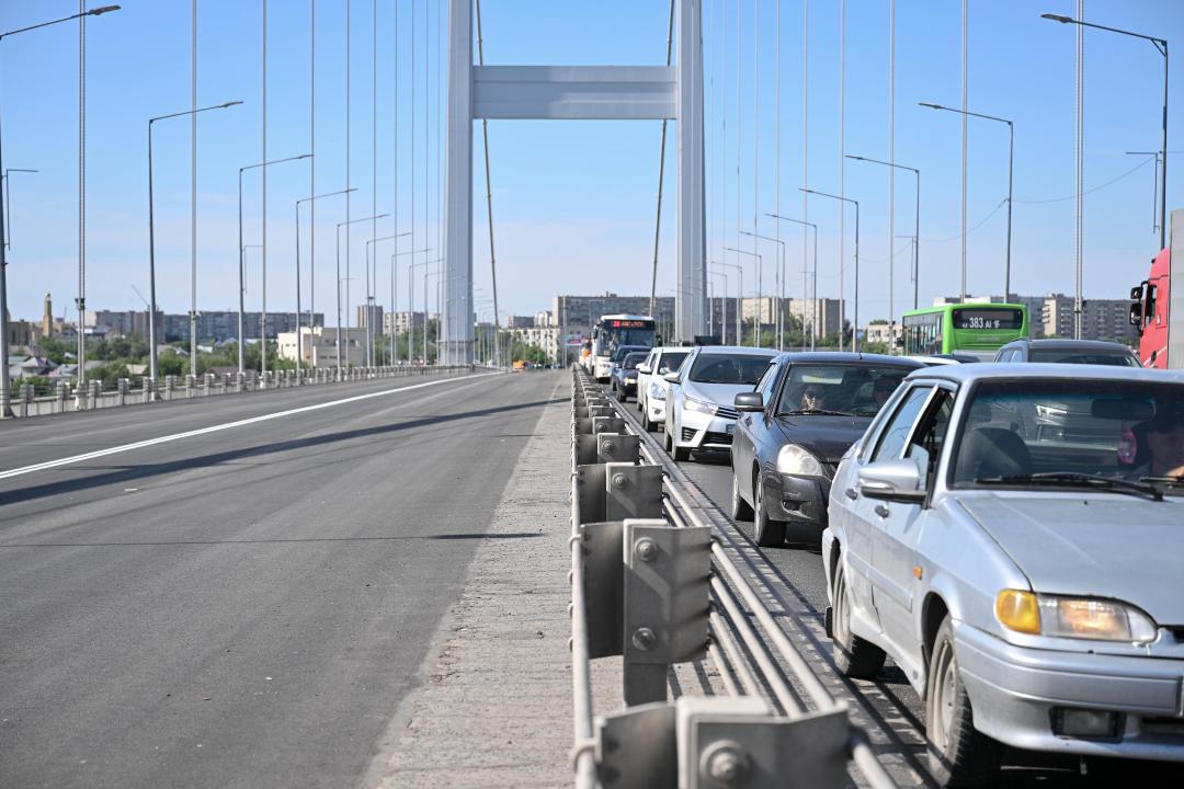 В Семее завершены работы по укладке асфальта на одной из сторон подвесного моста
