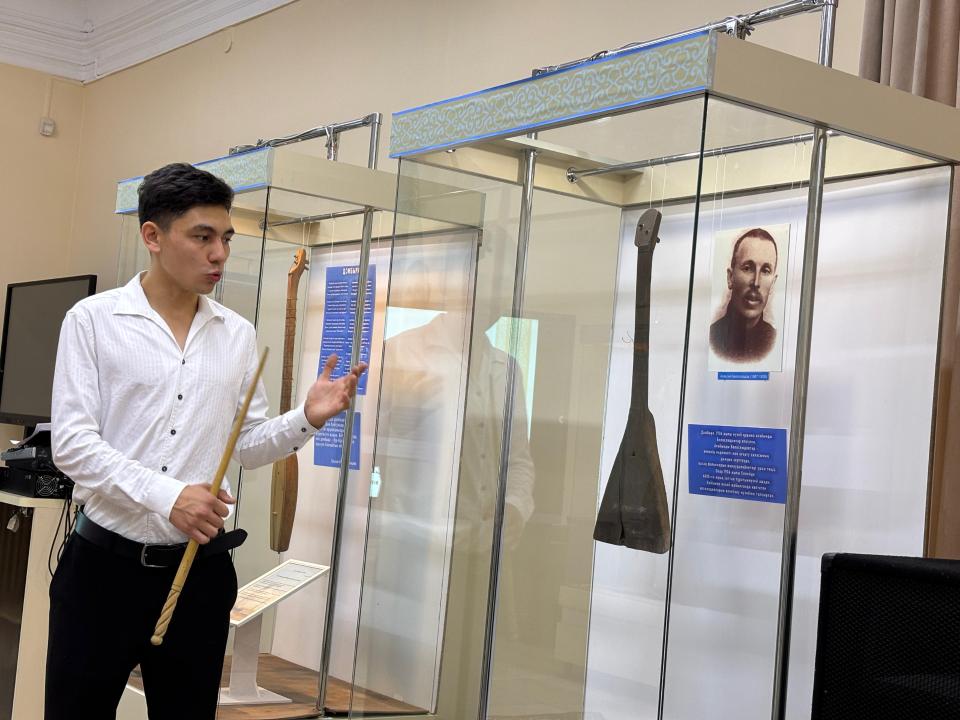 В области Абай прошла выставка, посвященная Национальному дню домбры