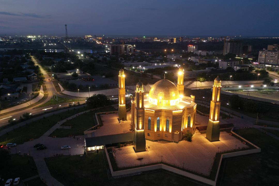 Центральная мечеть вновь освещена
