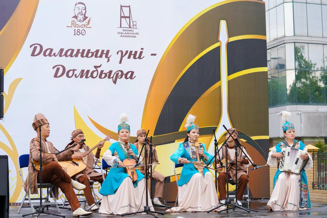 В Семее отметили Национальный день домбры