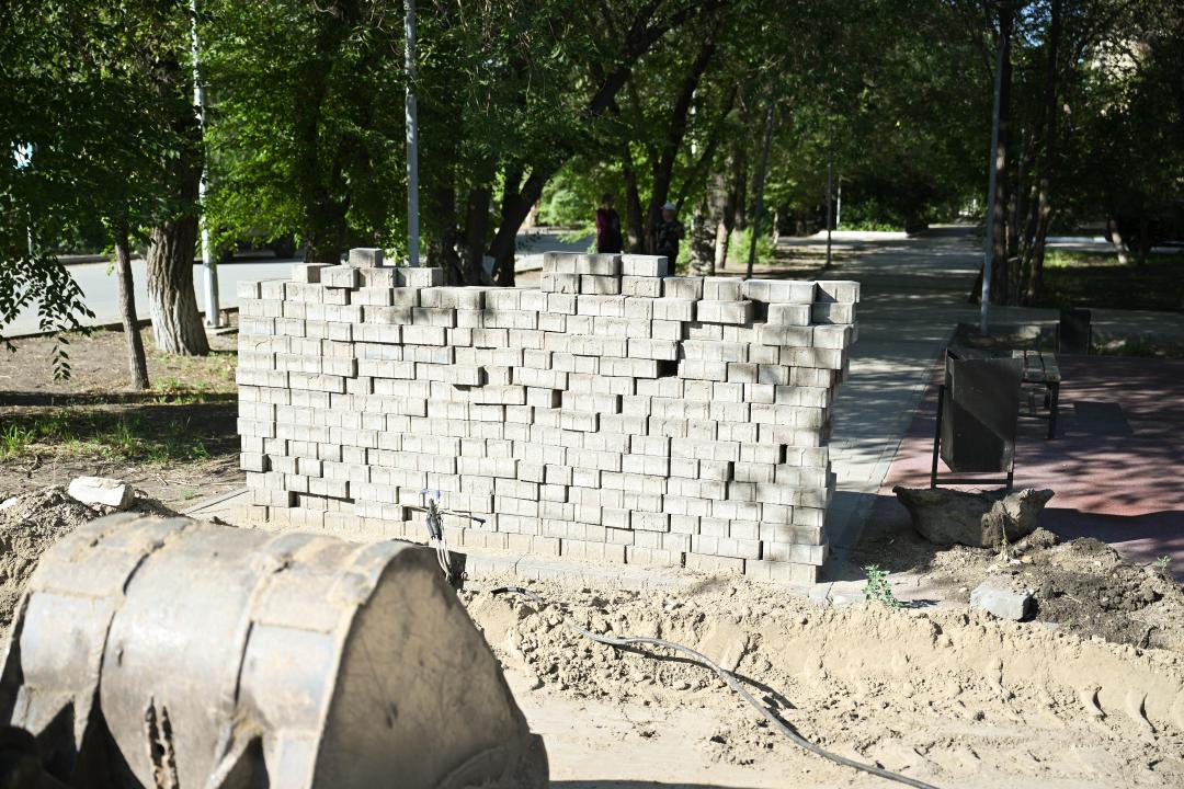 Аким области ознакомился с ремонтом теплосетей в Семее, не обновлявшихся с 1988 года