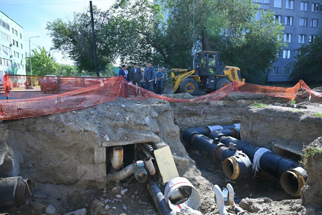 Аким области ознакомился с ремонтом теплосетей в Семее, не обновлявшихся с 1988 года