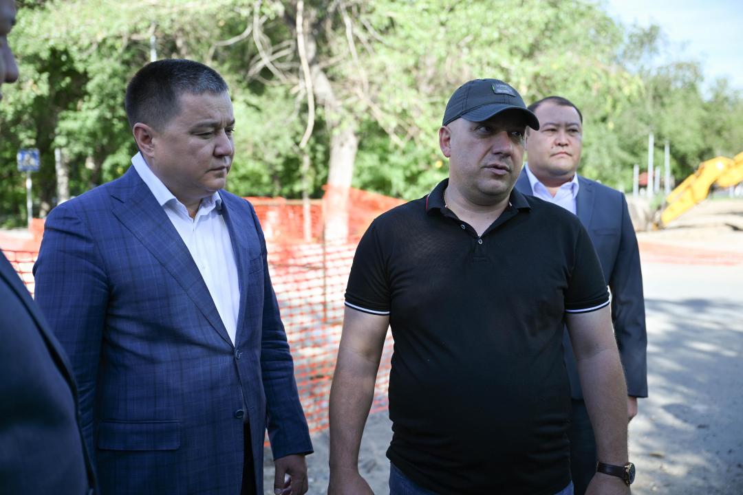 Аким области ознакомился с ремонтом теплосетей в Семее, не обновлявшихся с 1988 года