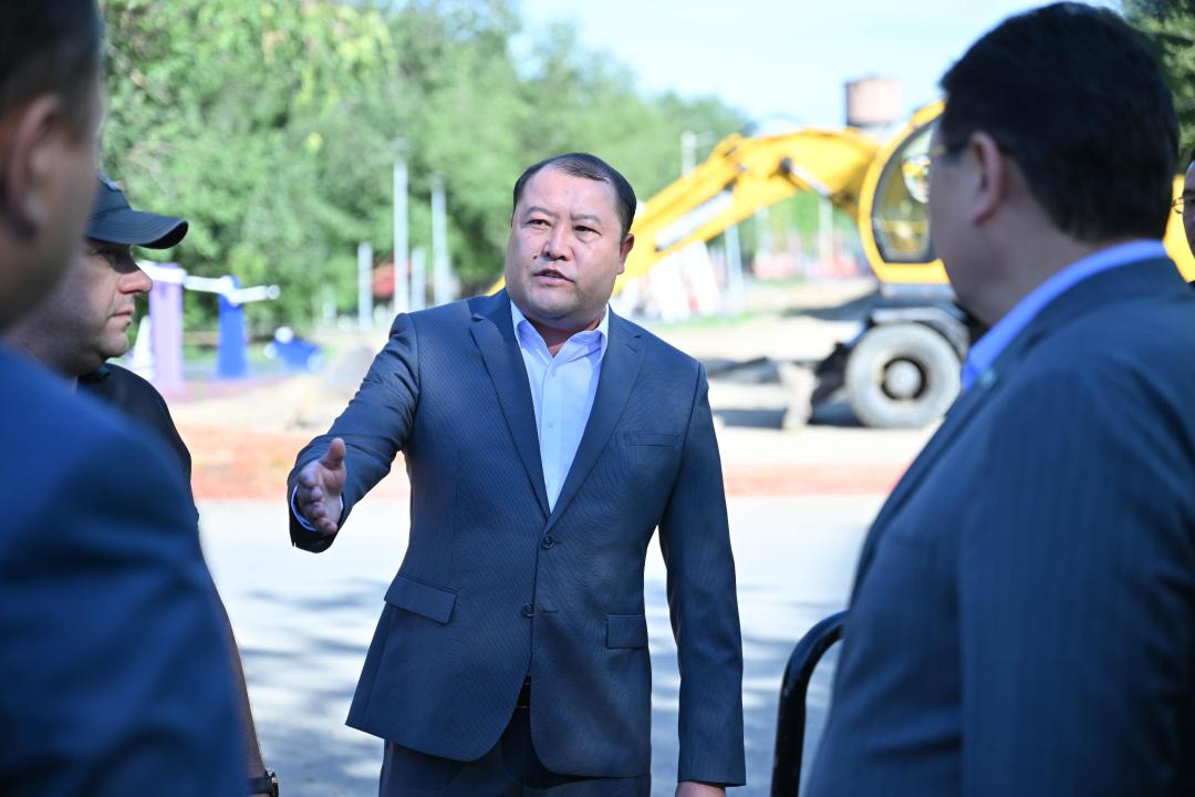 Аким области ознакомился с ремонтом теплосетей в Семее, не обновлявшихся с 1988 года