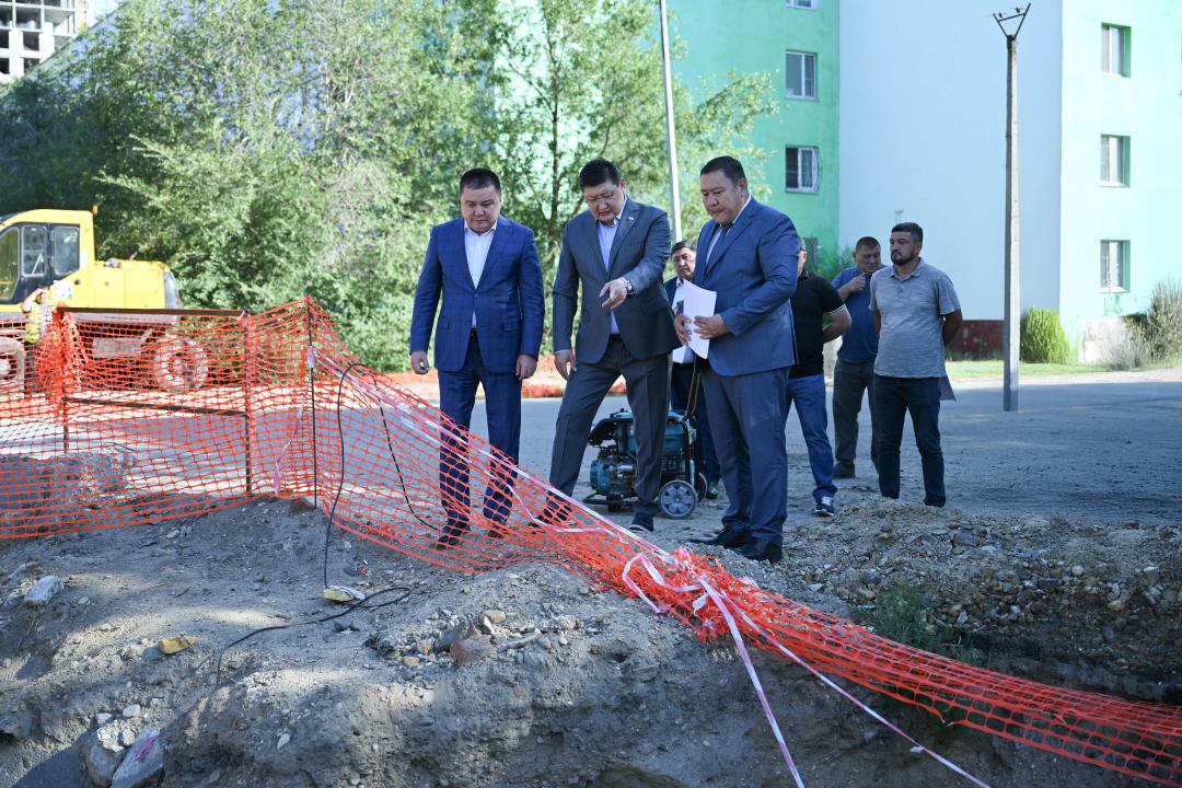 Аким области ознакомился с ремонтом теплосетей в Семее, не обновлявшихся с 1988 года