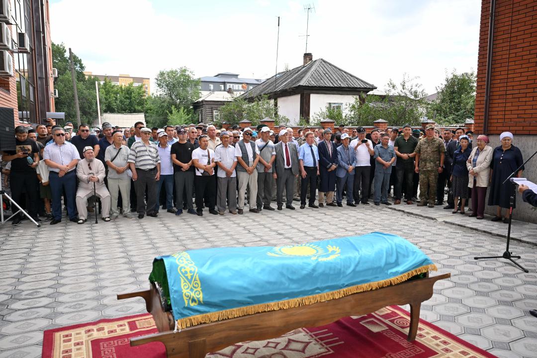 Жители области проводили в последний путь Героя Казахстана Абдигали Каймолдина